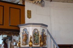 Ambona z rzeźbami czterech ewangelistów