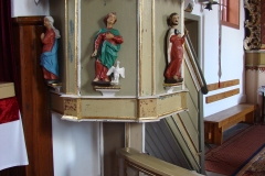 Zabytkowa ambona z rzeźbami czterech apostołów i Matki Boskiej