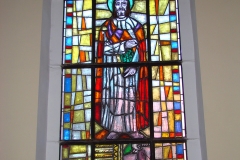Jeden z witraży postać św. Łukasza.